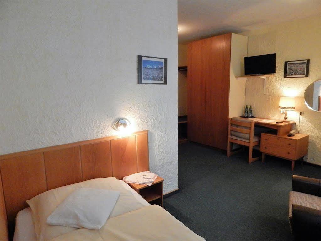 Land-Gut-Hotel Zum Alten Forsthaus - Aufladestation Fuer Elektroautos Hurtgenwald Exterior photo